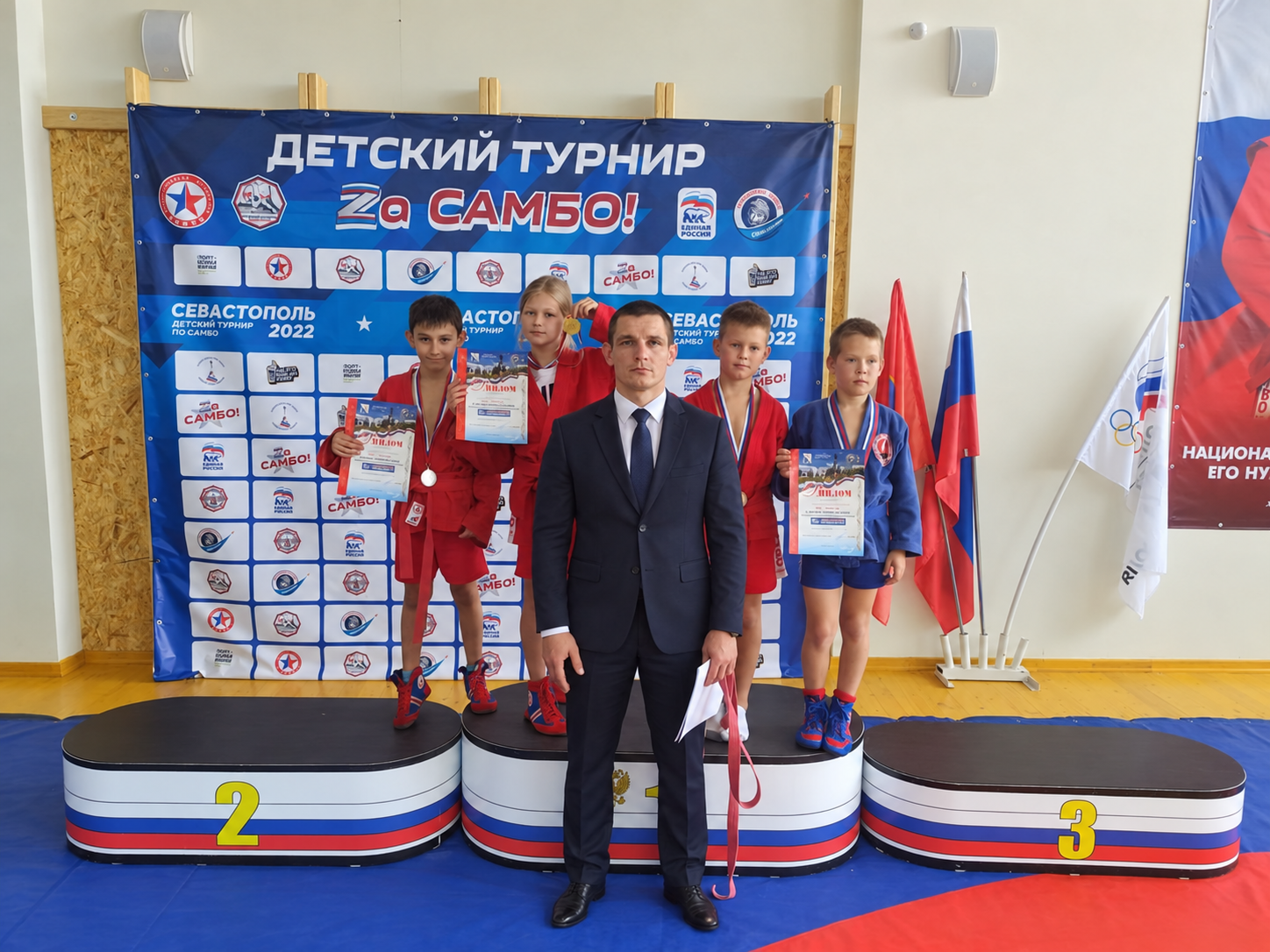 Участники турнира по самбо с наградами
