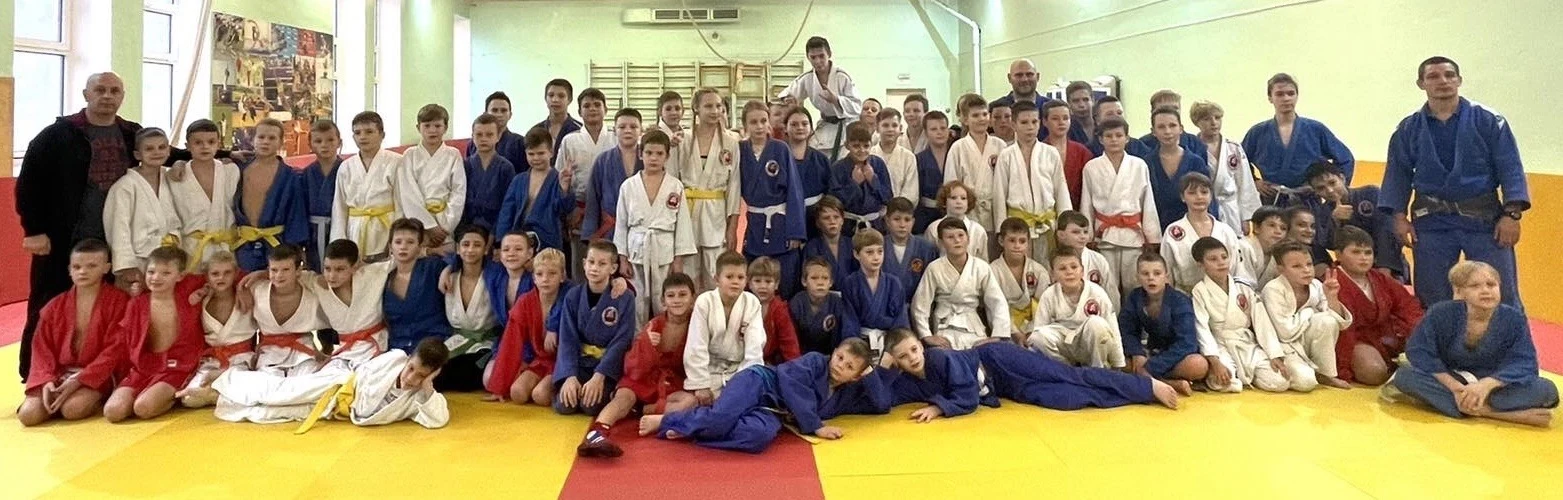 Общая фотография спортсменов и тренеров на татами